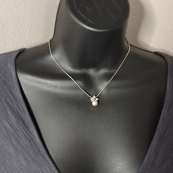Vintage Avon Silver Tone And Faux Pearl Pendant Necklace Adjustable 16 To 18.5 - Picture 1 of 9